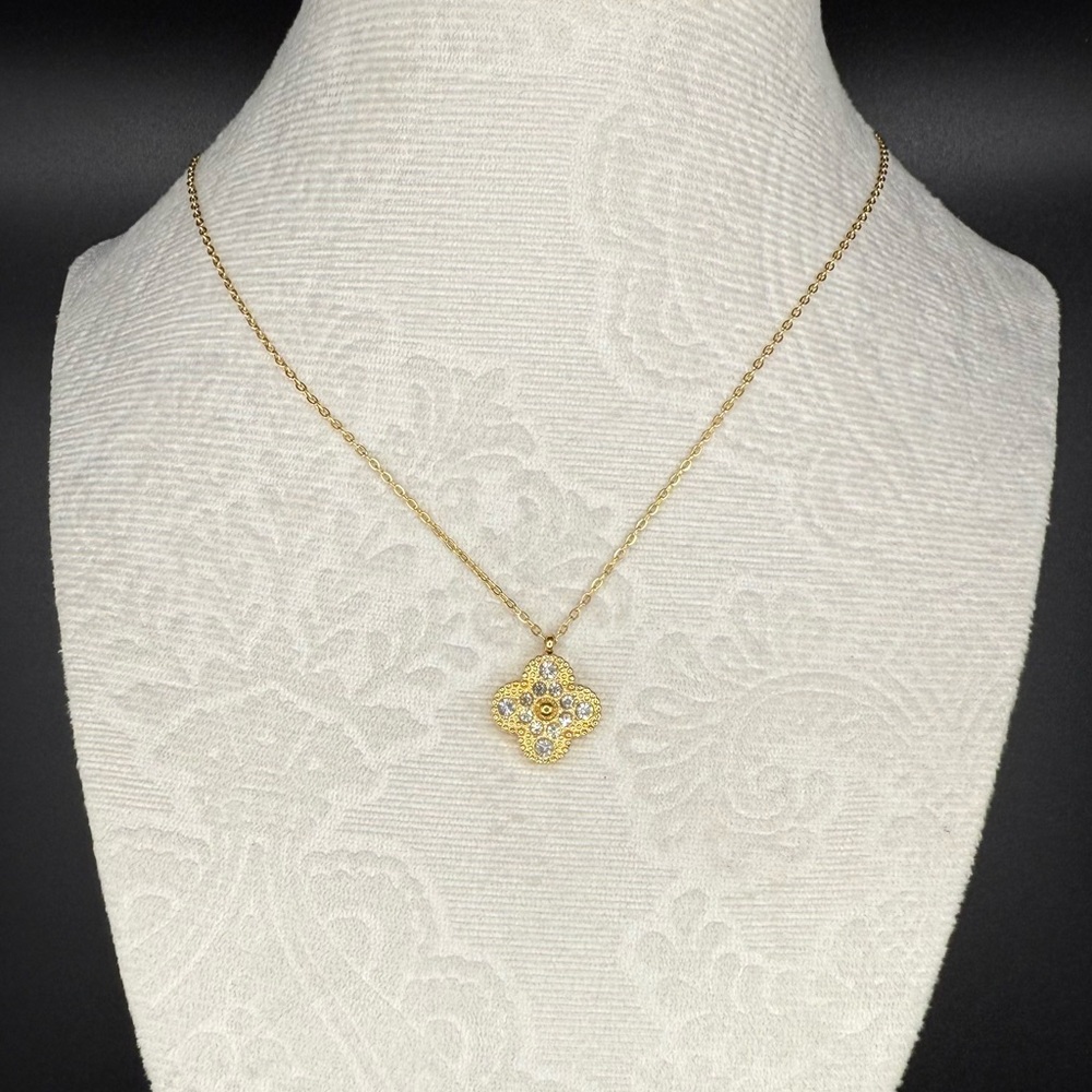 Elegant Gold Pendant Necklace